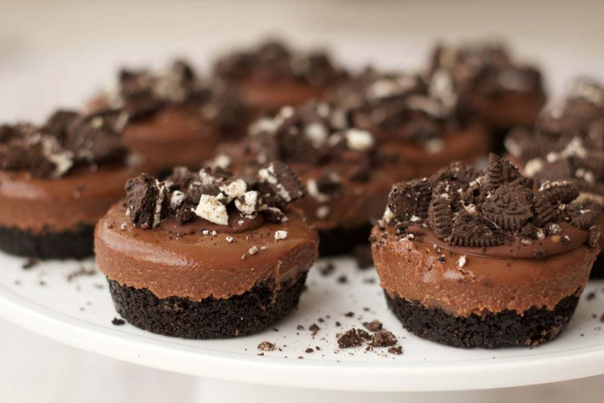 Mini Vegan Chocolate Cheesecakes #vegan #lovingitvegan #cheesecakes #dessert #dairyfree #oreos