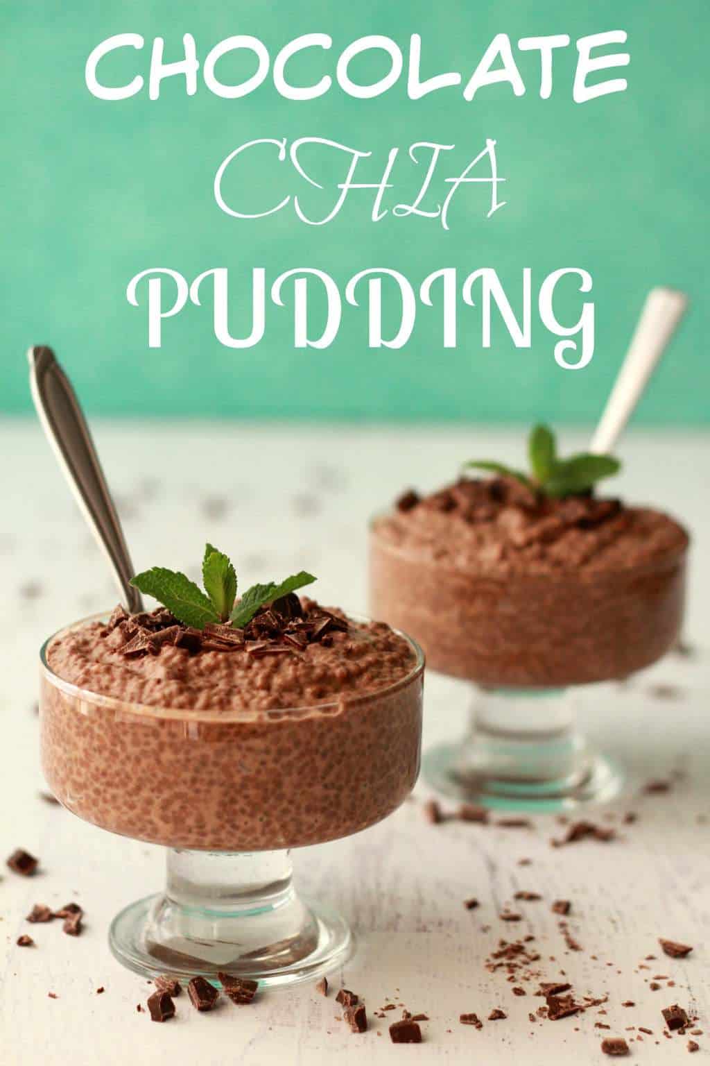 Czekoladowy pudding chia w szklanych miseczkach z kawałkami czekolady i listkami świeżej mięty na wierzchu. 