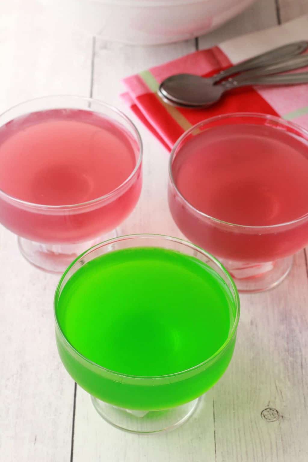 Red and green vegan jello in glass dishes. 