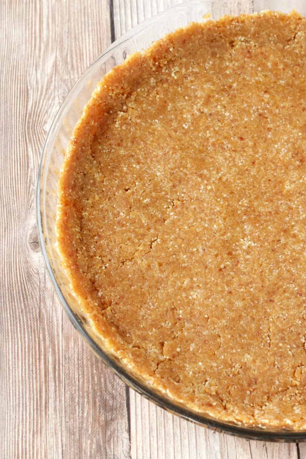 Vegan Banoffee Pie - Walnut and Date crust! Raw and Gluten-Free! #vegan #lovingitvegan #banoffeepie #dessert