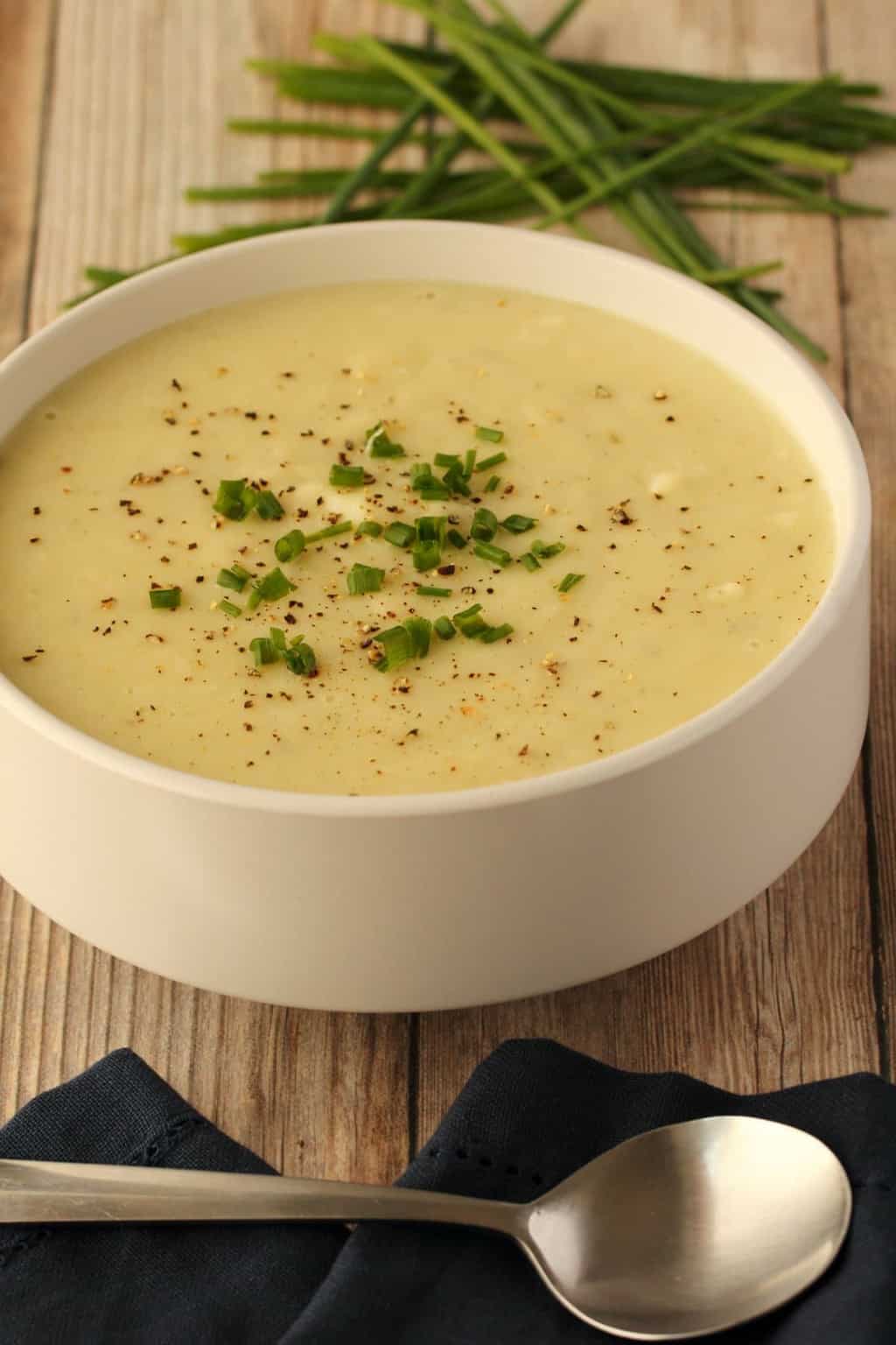 Vegan Potato Leek Soup – Creamy and Perfectly Spiced!