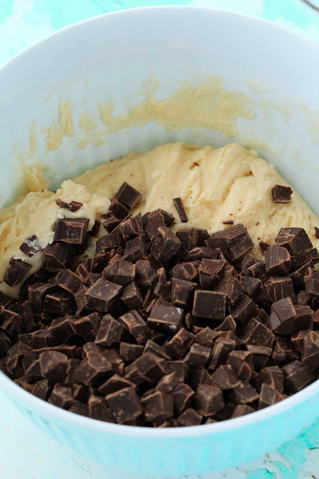  a vegán csokis muffinok tésztájának összekeverése egy kék-fehér keverőtálban.