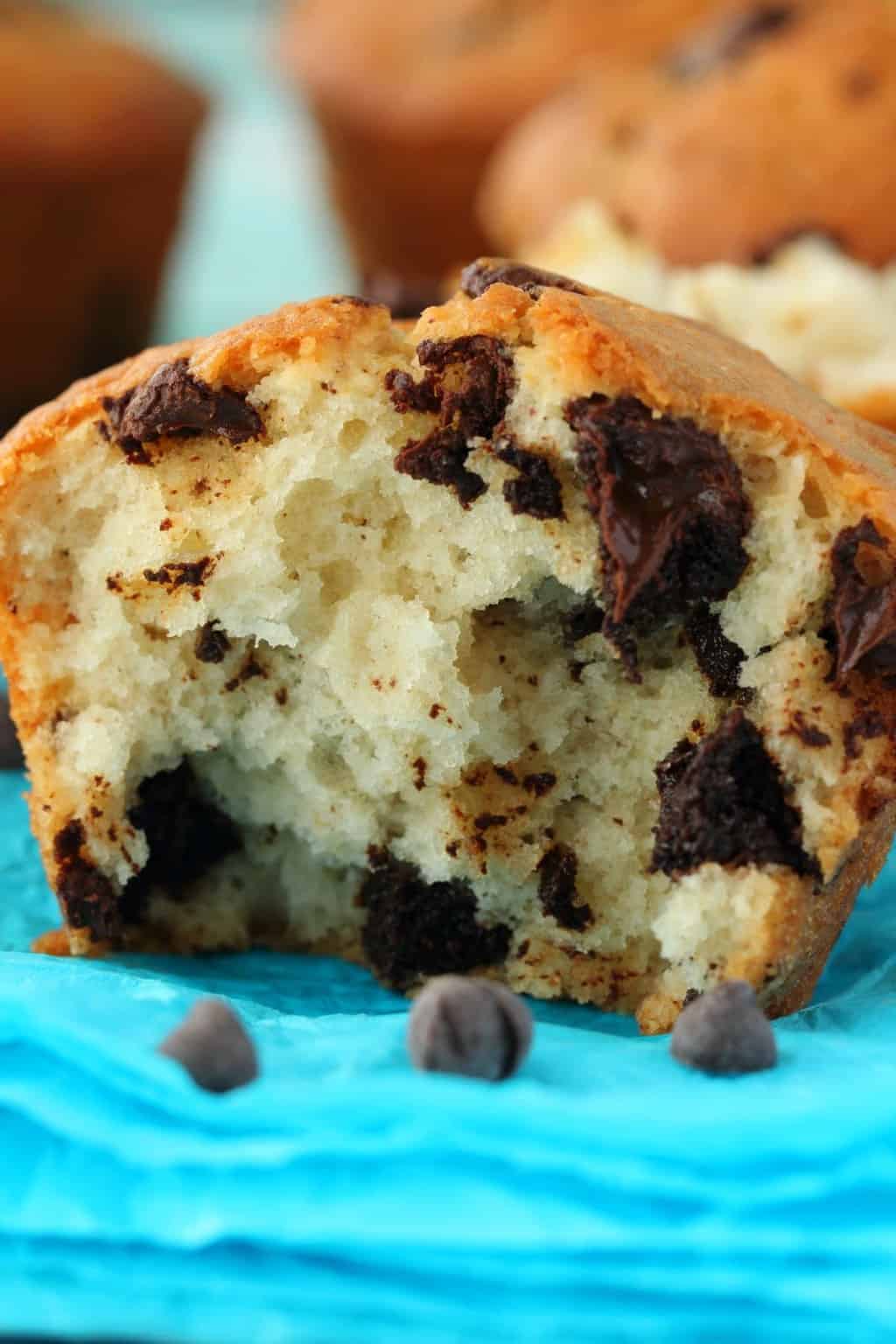 veganský čokoládový Muffin rozbitý na polovinu, aby ukázal střed. 