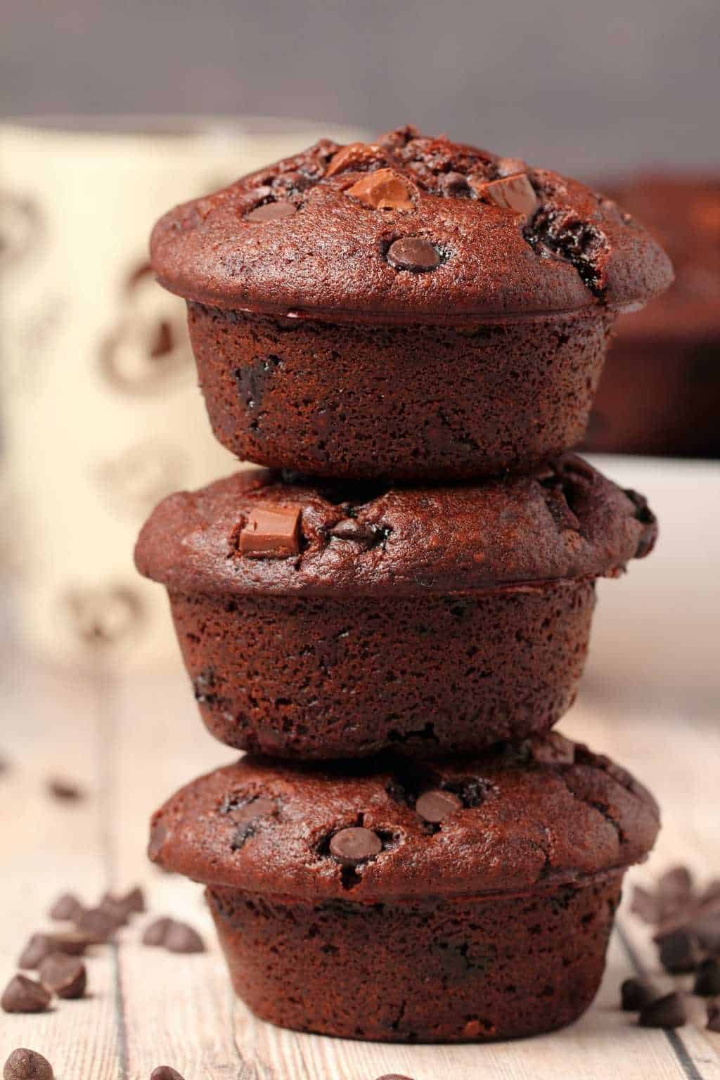 Muffins de chocolate Vegan em uma pilha.