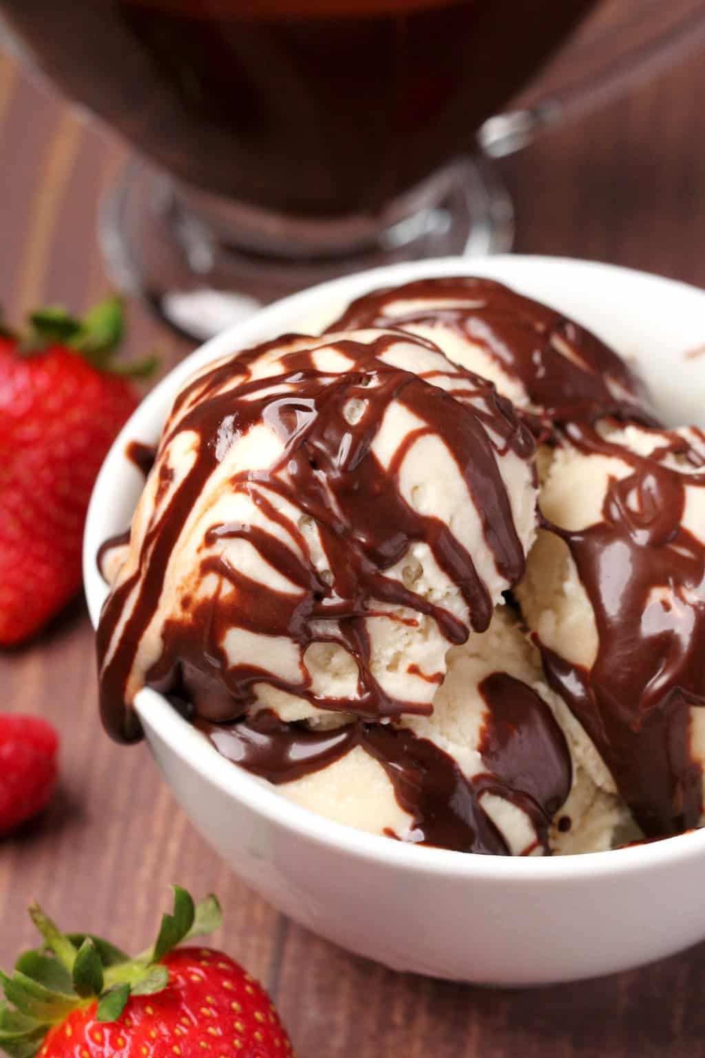  Øser iskrem toppet med vegansk sjokoladesaus. 