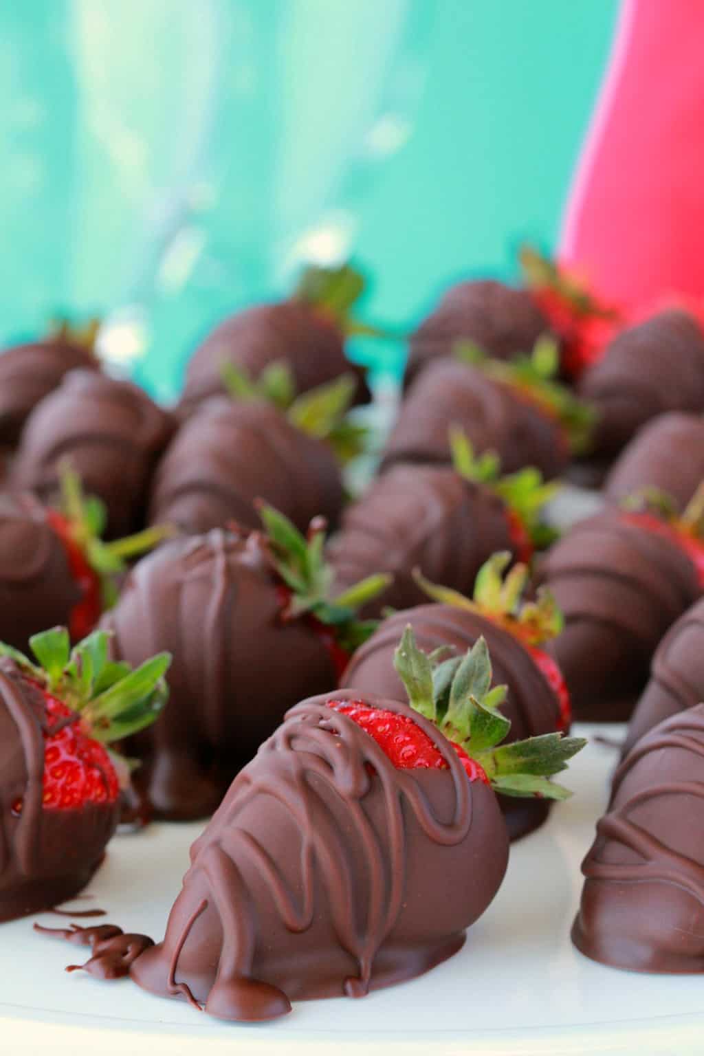 Vegan chocolade bedekte aardbeien op perkamentpapier. 