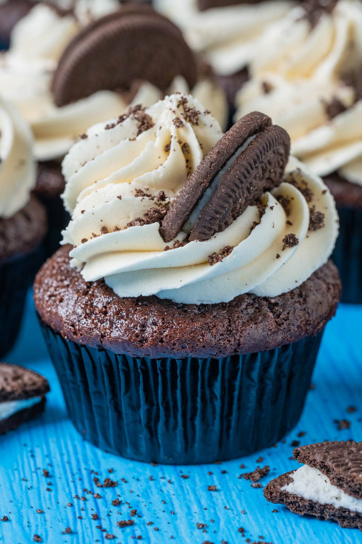 Vegan oreo cupcakes topped with vanilla frosting and oreo cookies.