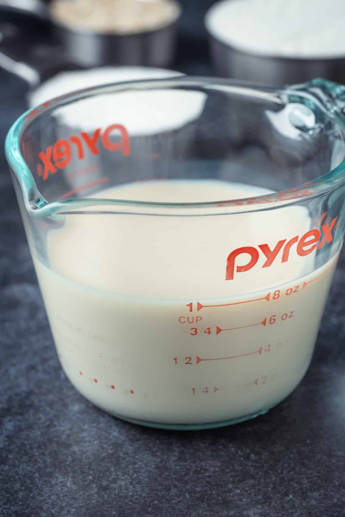 Bir ölçüm kabında soya sütü.